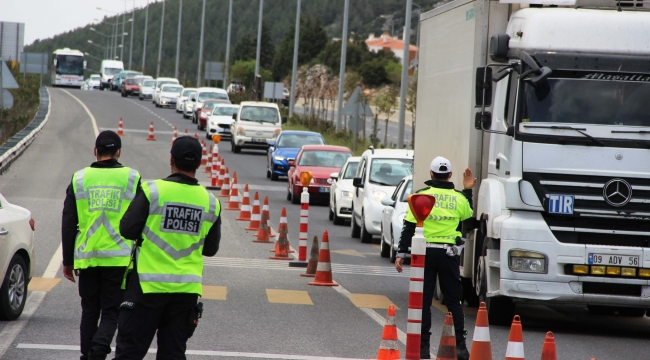 - Turistik ilçelerin geçiş güzergahında kilometrelerce araç kuyruğu oluştu