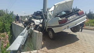 Aydınlatma direğine çarpan otomobildeki 2 kişi yaralandı