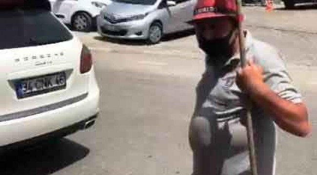 Çöpleri dans ederek toplayan temizlik işçisi süpürgesiyle şov yaptı