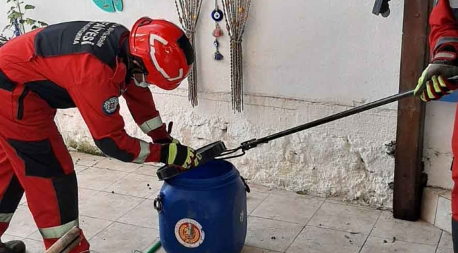 Fethiye'de itfaiyeden yılan yakalama operasyonu