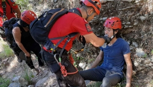 Kelebekler Vadisi'nde mahsur kalan iki tatilciyi JAK kurtardı