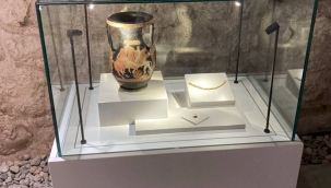 Lahitte Bulunan Eserler Sergileniyor