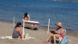 Marmaris’te yerli ve yabancı turistlerin deniz keyfi
