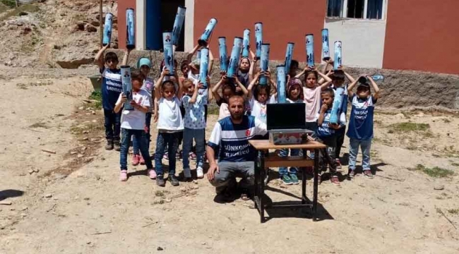 Öğrenciler, harçlıklarıyla hediye alıp akranlarına gönderdi