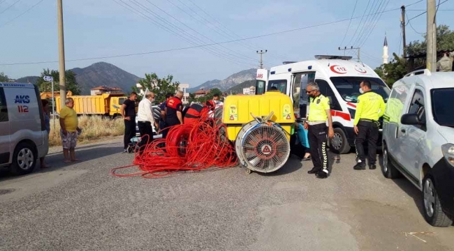Traktörün altında sıkışan kadını itfaiye kurtardı