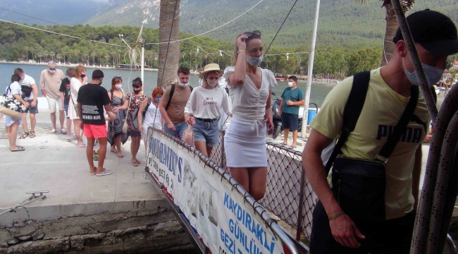 Muğla'ya gelen Ukraynalı turistler tekne turlarına rağbet gösteriyor