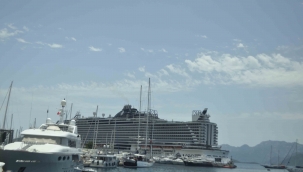 Dev gemi Marmaris’e personel almak için yanaştı