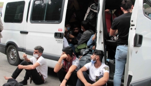 'Dur' ihtarına uymayan minibüsten 35 kaçak çıktı