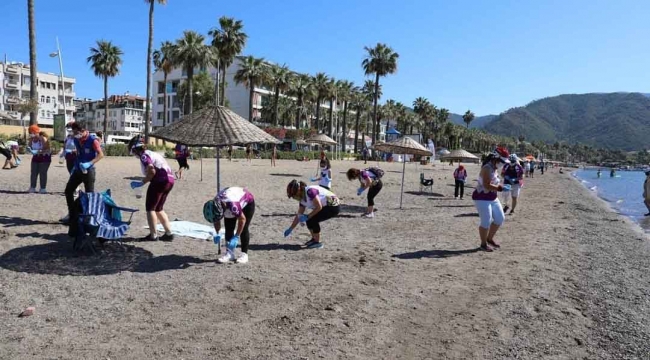 Marmaris’te 1 ton çöp toplandı