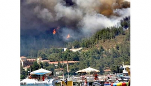Marmaris’teki yangına karadan ve havadan müdahale ediliyor