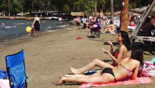 Sakin Kent' mavi gerdanlığını taktı