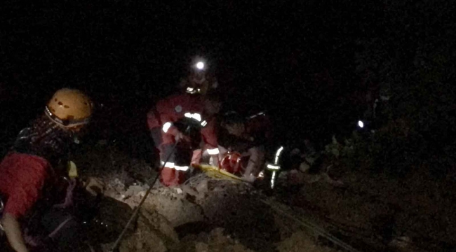 Uçuruma yuvarlanan vatandaşı itfaiye kurtardı