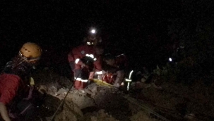 Uçuruma yuvarlanan vatandaşı itfaiye kurtardı