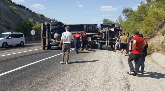 Yangına müdahaleye giden itfaiye aracı devrildi: 2 yaralı