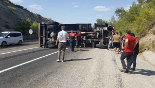 Yangına müdahaleye giden itfaiye aracı devrildi: 2 yaralı
