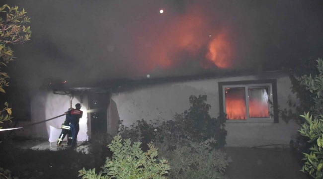Ayrılmayı kabul etmeyen koca evi ateşe verdi