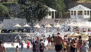 Bodrum’da denizde yapılan köpük partisi görenleri şoke etti