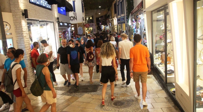Bodrum'da eğlence mekanları yasakların kalkmasıyla doldu taştı