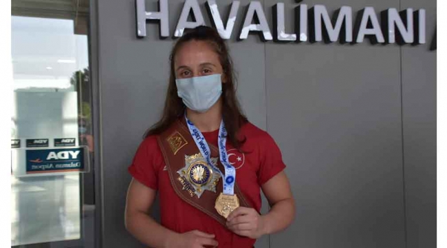 Dünya şampiyonu İlyasoğlu havalimanında çiçeklerle karşılandı