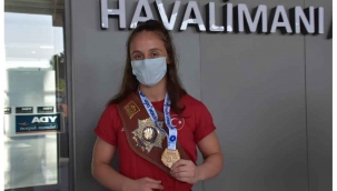 Dünya şampiyonu İlyasoğlu havalimanında çiçeklerle karşılandı