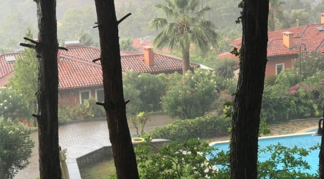 Dünyaca ünlü Göcek’te tatilcilere yaz yağmuru sürprizi
