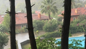 Dünyaca ünlü Göcek’te tatilcilere yaz yağmuru sürprizi