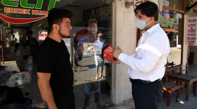 Fethiye’de Berberlere atık jilet kutusu dağıtıldı
