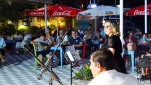 Fethiye’nin Müzikli Akşamları Aysun Karasaçlı ile devam etti