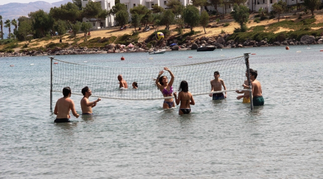 Kısıtlama kalktı Bodrum’a akın başladı; trafik kitlendi, sahillerde adım atacak yer kalmadı