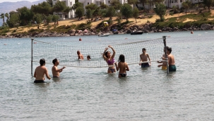 Kısıtlama kalktı Bodrum’a akın başladı; trafik kitlendi, sahillerde adım atacak yer kalmadı