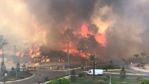 Manavgat’taki yangına 10 ilden 19 helikopter 103 arazöz müdahale ediyor