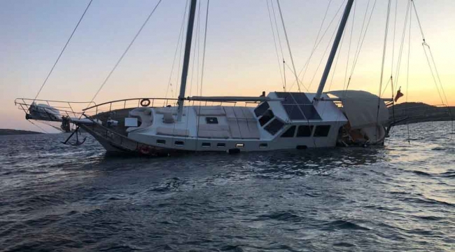 Milyon dolarlık tur teknesi karaya oturdu, turistler son anda kurtarıldı