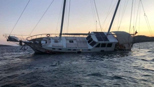 Milyon dolarlık tur teknesi karaya oturdu, turistler son anda kurtarıldı