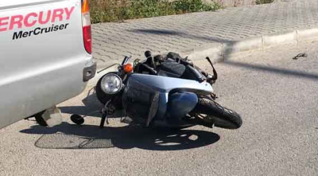 Otomobille çarpışan motosiklet sürücüsü yaralandı