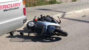 Otomobille çarpışan motosiklet sürücüsü yaralandı