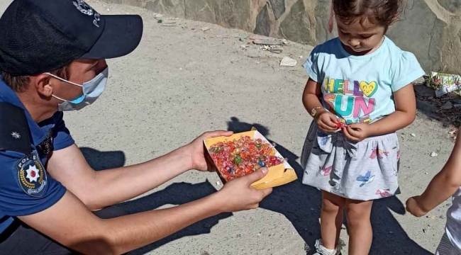 Polis ekiplerinden çocuklara bayram şekeri