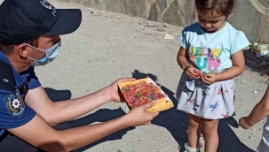 Polis ekiplerinden çocuklara bayram şekeri