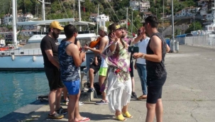 Rıdvan Adede ve arkadaşları, Özlem Balcı ile Fethiye'de eğlenceli bir video çekti