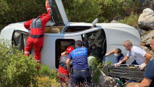 Şarampole yuvarlanan araçtan itfaiye tarafından çıkarıldı