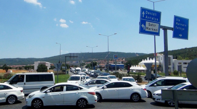 Tatilciler erken geldi, trafik felç oldu