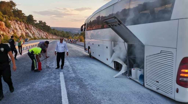 Turistleri taşıyan otobüste yangın paniği