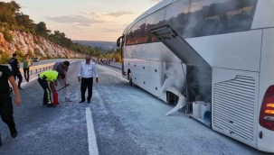 Turistleri taşıyan otobüste yangın paniği