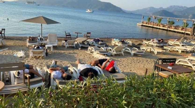 Uyarıları dikkate almayan turistler sahilde uyumak zorunda kaldılar
