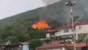 Yıldırım düşen ev küle döndü