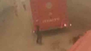 Alevlerin arasında kalan itfaiye ekipleri zor anlar yaşadı