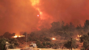 Filmlere sahne oluyordu, yangınla boğuşuyor