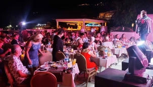 Kuşum Aydın, annesiyle birlikte düet yaptı