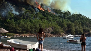 Marmaris’te tatil ve yangın bir arada