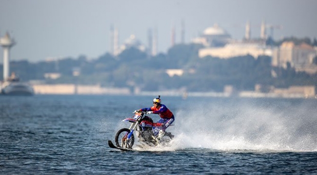 Motokros efsanesi Robbie Maddison, motosikletiyle Boğaz'ı geçti