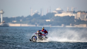 Motokros efsanesi Robbie Maddison, motosikletiyle Boğaz'ı geçti